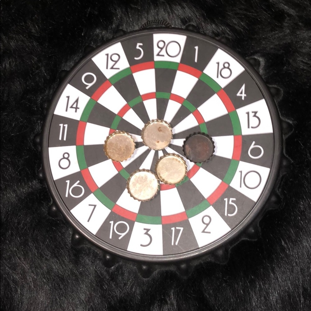 Magnetic dart board